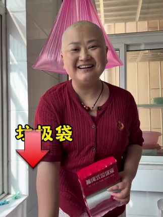 家人们别划走,看看娟子家的垃圾袋,可好用了,抽拉绳,承重力强,可以帮娟子拍一单吗?谢谢!