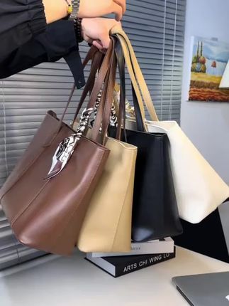 这款棕色托特包,容量大超能装,学生党通勤族都适配。搭配丝巾时髦感拉满,平价又有质感,背它出街回头率绝了,快冲!#大容量 #手提包 #美包分享 @巨量千川