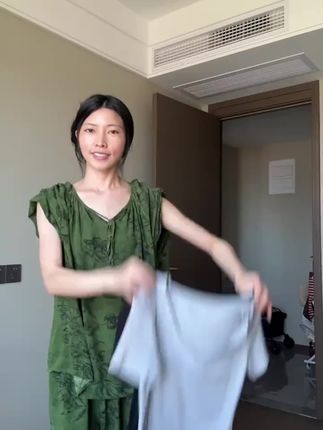 2025夏季新款纯欲辣妹蕾丝拼接修身百搭V领不规则飘带T恤辣妹上衣#高级感穿搭 #辣妹#纯欲天花板 #百搭#连衣裙