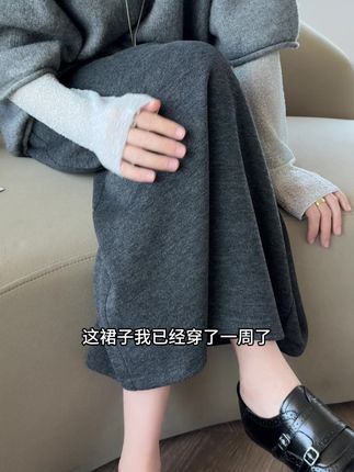 "太好穿了!已经穿了一个星期!  ✨秋冬衣橱里的新宠儿🌟|咖色醋酯绵羊毛混纺开叉半身裙🍂  出镜率超高的半裙👑  真的忍不住想和姐妹们分享这份优雅💛  复古咖色调,像一杯温热的拿铁☕️  秋冬特别有氛围感🍁  醋酯+绵羊毛混纺面料,质感在线,很舒服~✨  高腰A字微包臀设计🎀修饰身形,拉长比例  中长款+开叉设计,优雅中带点小心机,行动也方便👌  搭配灵感💡  ▫️搭配高领毛衣+短靴👢通勤气质满分  ▫️外搭长款大衣🧥走路带风超有范  ▫️配一件牛仔外套+乐福鞋🎒日常出街轻松又时髦  秋冬衣橱里的温柔担当💛  推荐姐妹们入手~🛒#lulupeach #半身裙中长款 #秋冬半身裙分享 #开叉半身裙 #A字裙