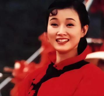 宋祖英的真正人品 宋祖英与春晚御用化妆师徐晶的这段除夕夜往事,没有刻意煽情,却藏着最动人的教养。名气再大,也不忘体恤他人的辛苦;身处顶峰,依旧守住本心、真诚待人。#宋祖英