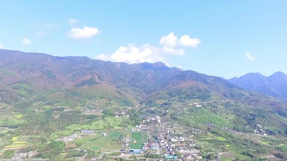 非遗传统木版年画,见过吗? 绵竹木版年画,因产于竹纸之乡的四川省绵竹市而得名。绵竹木版年画在艺术方面最为显著的特点是手工彩绘,印画结合。绵竹木版年画讲求构图的均衡对称、完整饱满和主题鲜明,线条古拙、流畅,人物夸张、对比强烈又富于韵律感,色彩艳丽明快。
绵竹木版年画主要通过起稿、刻版、印墨、施彩、盖花等工序完成。在制作环节需严加把控色彩、内容,除此之外,雕刻肌理、色彩渲染效果也对年画的品质有着直接的影响。绵竹木版年画一般会利用墨线版作为主要材质,勾勒出人物形韵味,而手工绘制和上色则能提升画面整体线条的流畅性,即使木版出现损毁的情况也能够利用这种方法及时予以完善和修补。
绵竹木版年画具有浓郁的巴蜀乡村韵味和地方特色,题材广泛。在长期的历史发展进程中,绵竹木版年画不断发展完善,将越来越多的新元素融入传统文化中,使传统年画与新派年画交相辉映,生动地映射出巴蜀文化的独特魅力。
2006年,被列入国家级非物质文化遗产代表性项目名录。
#锦绣天府安逸四川# #非遗# #川工蜀艺#