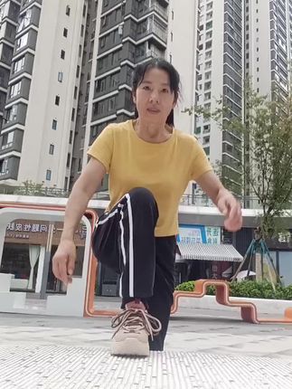 老爹鞋:今日收到官方正品老爹鞋舒实不累脚,出门上下真方便,下雨天也可穿厚底防滑的。#老爹鞋#户外拍拍#拉伸放松肌肉 #站叉