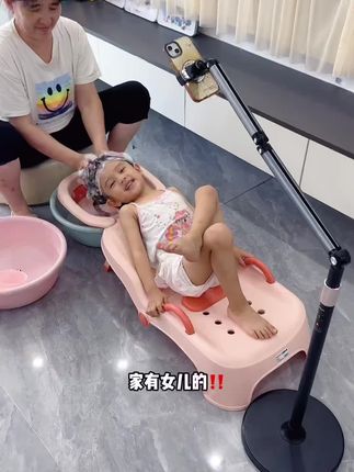 孩子每次洗头就哭闹,多亏爸爸买的洗头躺椅,躺着洗头可舒服了,还能折叠不占空问#洗头躺椅#有娃必备#带娃好物#母婴好物#宝宝洗头