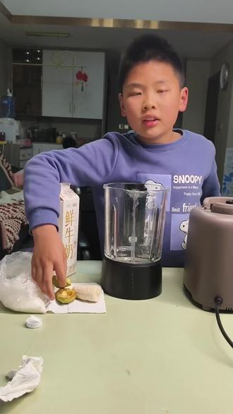 90后带娃主打支持 哥哥自制黑暗料理之牛油果奶昔!
哥哥听螺丝钉教做牛油果奶昔,自己也想尝试。90后带娃主打就是支持,原材料备齐,自己动手,失败了就给爸爸喝😂😂#真实生活记录 #爸爸带娃 #自制奶昔 #90后带娃