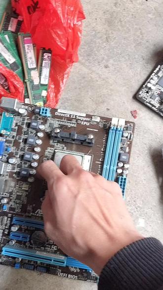 跟风拆2014年的电脑听说CPU,内存条里面有黄金😀,最近黄金暴涨得太厉害了😀#一般人不告诉他