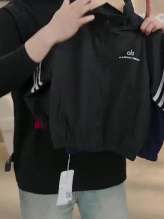 不是吧!一件新款的秋款冲锋衣居然价格这么给力!关键是价格便宜细节还做的这么好!颜值也非常高!属于百搭不挑人的款式!你们还在犹豫什么?#童装 #高品质童装 #潮童必备 #儿童冲锋衣 #百搭外套