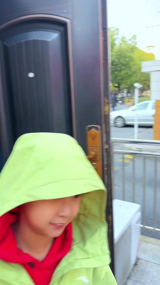 2026年春晚合肥分会场,看着镜头扫过天鹅湖与大蜀山,那一刻真的热泪盈眶。从江淮小邑到科创名城,合肥值得被全世界看见。熟悉的地方没有风景,最好的地方就是家乡,于是,这个寒假,决定带孩子看看老郭的母校~合肥工业大学,未来,合肥的风景,我们慢慢看……
从设计院到教学楼在到食堂,最后斛兵塘……工大校园里,留下了我们的欢声笑语:
有人说,这是两代人的同框。我却觉得,这是时间的一次回眸。曾经那个在操场上奔跑追风的工科男,如今成了家里最坚实的顶梁柱;而身边这个好奇的小不点,或许正在心里种下一颗名为“大学”的种子。
爸爸带你来看的,不只是他的母校,更是他回不去的青春。而你,是他最骄傲的续集。愿你长大后的某一天,也能牵着你的孩子,走进你的大学,告诉他:你看,这就是梦想开始的地方。
#合肥工业大学 #骆岗中央公园 #2026春晚 #2026年春晚合肥分会场 #春晚