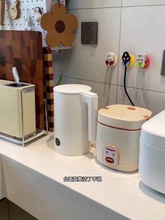 这个双头小挂钩也太好用了,厨房的插头,卫生间的牙刷洗脸斤擦手巾都可以用它上墙收纳,而且颜值也特别高,真可以备几个#生活好帮手 #免打孔挂钩 #插头挂钩 #多功能挂钩