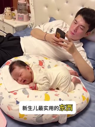 想要月子坐的好,前提尽量少抱娃,这款多功能斜坡#哺乳枕 ,解放妈妈的双手,15度斜坡躺上面喂奶不易呛奶还能减少吐奶,做互动,练习抬头都很不错#孕期囤货 #新生儿 #待产包 #宝宝斜坡枕防吐奶