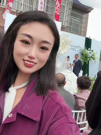 离婚后 看到结婚的人幸福还是会热泪盈眶,会羡慕,现在太多人闪婚,见个面吃个饭,觉得投缘的话,就去领证了,一起渡人生,渡赢了就是幸福一家人。不问过往,只谈未来。你的过去我不介意,我的过往你没参与,未来一起培养感情,往后余生,有多少人敢去du 一把?#创作者中心 #创作灵感 #结婚 #幸福的味道