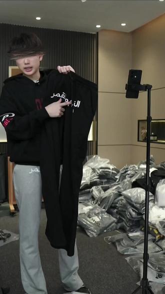 阿拉伯文卫裤很好搭配冬季的上衣 姐妹们!这款裤子真的太好穿了!!!关键现在有运费险,喜欢就赶紧冲吧~ #zlayco #zlayco阿拉伯文裤 #zlayco卫裤 #阿拉伯文卫裤