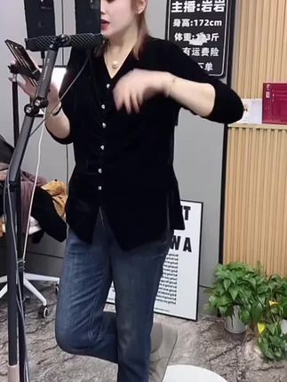 #创作灵感 岩岩家大v领丝绒捏褶显瘦女上衣#面料柔软舒适 #谁穿谁好看系列 #百搭款上衣 #谁穿谁漂亮