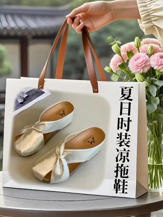 ### 🌸✨7cm神仙凉拖!小香风配裙绝了👗 姐妹们听我唠嗑💡!挖到一双行走的腿精神器——7cm增高半包凉拖👠!丝绒质感+金属扣点缀,上脚瞬间贵气拉满💎。重点是它像云朵般轻盈☁️,暴走逛街都不累脚! 🌟亮点拆解: ✅👠小香风菱格纹路,搭配连衣裙秒变富婆既视感; ✅📏隐形7cm鞋跟,视觉腿长直冲天花板; ✅🌬️半包设计稳如泰山,前掌镂空超透气不闷汗; ✅💃一脚蹬懒人福音,赶地铁都能优雅加速跑~ 我穿它配碎花裙去野餐⛺️,被追着要链接三次了!你们说这种显高不累脚的快乐谁懂啊🥰?快告诉我你们的夏日显高小心机👇! #夏季穿搭 #小个子逆袭 #显高神器 #凉拖推荐 #小香风单品