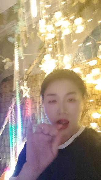 氛围彩灯18089761658 #氛围彩灯串灯 #挂树彩灯 18089761658老板您好,祝福您生意兴隆,我们厂里生产氛围亮化灯,挂树上,插地上,放围栏围墙上,放天幕吊顶上,阳台窗户,室内室外都有可以给你免费设计哦,只有拍想做的地方拍照发给我就可以给你策划哦,温州灯光搭配师阿丽