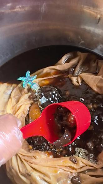 宴会厅,白柔挽着陆沉渊,轻蔑看着苏晚:苏晚,你配站在陆总身边吗?赶紧滚。
没人知晓,万众瞩目的繁华盛宴外,苏晚只是一位普普通通的职场白领。日复一日穿梭在城市写字楼,认真上班、勤恳做事,努力在平凡的生活里发光发热。无数个深夜,城市褪去喧嚣,整栋办公楼灯火寥寥,只有她的工位依旧亮着,默默加班处理琐碎的工作。她从不追逐名利浮华,不羡慕旁人的光鲜耀眼,始终安静踏实,本本分分做好自己的本职工作。
忙碌疲惫的职场生活里,藏着独属于她的温柔治愈。每次晚晚加班到深夜,专属司机总会风雨无阻等候在楼下,稳稳护送她平安归家。每当她忙于工作无暇吃饭,陆沉渊便化身温柔厨师,精心烹制暖心美味的美食,用烟火三餐治愈她所有疲惫。没有轰轰烈烈的浪漫,这些细碎温柔的日常,就是苏晚最踏实的底气。她平凡普通,却始终善良真诚,认真生活,从不自卑,也从不攀附任何人。
这世间最珍贵的从来不是光鲜的身份与耀眼的光环,而是永远努力向上、温柔纯粹的自己。众生皆平凡,每一个认真上班、努力生活的普通人,都值得被尊重、被偏爱。不必因他人的嘲讽轻视自我,你的坚持和善良,都是独一无二的闪光点。
真正的爱意,从无关地位高低、无关贫富差距,只源于满心满眼的偏爱与笃定。所有的冷眼非议,在真心面前都不堪一击。平凡的你,也值得世间所有温柔奔赴。
陆沉渊果断甩开白柔的手,快步将苏晚护在身前,眼底盛满独一份的宠溺与坚定:我的晚晚,何须与人攀比?站在我身边,你永远当之无愧,无人可以置喙。#泡酒 #日常分享 #泡酒好材料 #真实生活分享计划 #养生泡酒