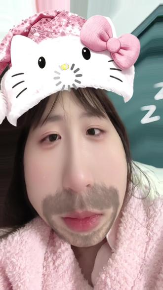 作为刚毕业工作的大学生听完《小孩与我》已经泪流满面了 尤其是在工作中受到委屈也不能和妈妈说 因为妈妈帮不上什么 她只会担心的睡不着觉 我会想起自己小的时候有什么困难都是找妈妈 现在再也不是小孩了 #小孩与我