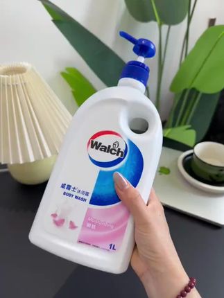 香迷糊了,清新的白茶与甜甜的无花果香交织,仿佛置身于大自然,留香还持久,一整天都能被这淡雅香气围绕。1L大容量超耐用,性价比超高。宝子们放心冲!#威露士沐浴露 #沐浴好物 #沐浴露 #白茶无花果 #超便宜超划算