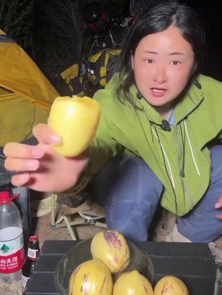 这么热的天气,来一颗冰镇的人参果真是太爽了!这个来自甘肃的沙漠人参果真的太好吃了,一口下去满嘴爆汁,清甜可口#甘肃水果#人参果#鲜甜多汁