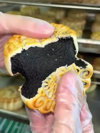 手作皮具工坊的灵感食光!黑豆沙月饼放在皮料堆,一针一线缝累了,咬一口感受颗粒感,连缝线都变得更流畅 #匠人零食