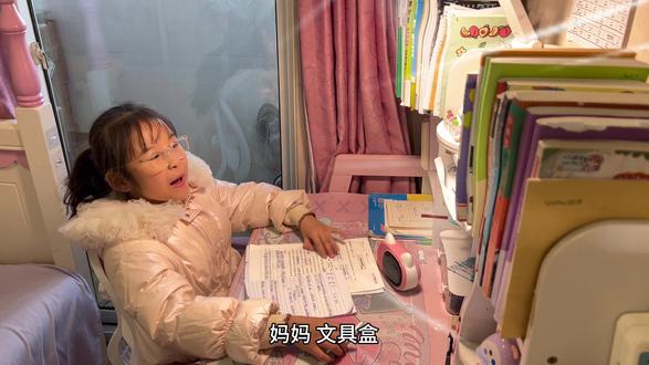 邪修写作业27天,如何养出勤快娃#每日学习打卡 #认真学习的孩子 #学习打卡ing
“勤快妈妈”的正确做法
1. 勤快地制定规则,而非勤快地代劳
和孩子约定家务分工(如自己收拾书桌、摆碗筷),用清晰的规则让孩子知道“哪些事是自己的责任”。
2. 勤快地引导,而非勤快地包办
孩子做不好时,不直接上手替做,而是耐心教方法(比如教孩子叠衣服的步骤),允许孩子犯错、慢慢改进。
3. 勤快地鼓励,而非勤快地指责
孩子哪怕做得不完美,也及时表扬“你今天自己收拾了玩具,特别棒”,强化主动做事的行为。
4. 勤快地创造参与机会
让孩子参与家庭小事(如择菜、浇花),把家务变成亲子互动,让孩子感受到“自己是家庭的一份子”。#家庭日常 #好妈妈育儿