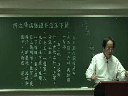 倪海厦拆解:旋覆代赭石汤方 倪师在讲解《伤寒论》第176条时,专门讲了这个问题。原文说的是“伤寒发汗若吐若下后,心下痞硬,噫气不除者”,用旋覆代赭石汤。但倪师强调:不要被条文限制住! 现在的人得胃酸,根本不需要先得过伤寒,绝大多数人是因为——甜食吃太多了!
他现场举例子:你现在去随便一家面包店,买一小块黑森林蛋糕,吃下去,胃酸马上就来了。为什么?因为现在的糖有问题!人工糖、白糖吃到嘴里是甜的,到了胃里就变成酸的。 天然的糖,比如红糖、蔗糖,就不会这样。所以治好了胃酸,第一件事就是告诉病人:甜食不能吃了! 尤其是那些包装精美的巧克力、蛋糕、饼干,全是“科技产物”,不是天然食物。
倪师讲了一个真实的案例:有个老外一进来,主诉就是“Heartburn”,火烧心。倪师开了旋覆代赭石汤,结果第二天病人跑来问:“你给我的是什么仙丹?一喝就好了!”这就是经方的威力。但如果喝了还有一点酸,没完全好,那说明食道和胃连接的那个“贲门”已经被胃酸腐蚀出破洞了,那还需要后续的处方来收尾。