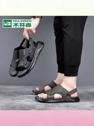 木林森夏季新款男士凉鞋来咯!这也太适合夏天啦!透气设计,让双脚时刻保持干爽。厚底款式不仅时尚,开车穿超稳,而且超级耐磨,去户外、沙滩都不在话下。型男们还等啥,赶紧安排上!#男士凉鞋 #夏季新款 #透气凉鞋 #户外好物 #时尚穿搭
