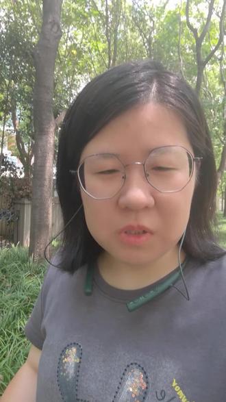 抄他?你永远抄不会!传统行业老板杀穿抖音的终极秘诀
梁康用搞笑段子杀出重围,只是他的表象。 让我佩服的是,他把自己的竞争对手和模仿者,全部拉进一个群!
在这个群里,没有收割,只有真诚的分享和指点。 他搭建了一个传统行业转型的“诺亚方舟”,自己当船长。
这格局就秒杀了市面上99%的“割韭菜”运营。当别人还在绞尽脑汁偷脚本、买数据时,他已经在制定行业的规则,凝聚行业的共识。
这才是最高级的运营——运营“人心”和“生态”。
有人说:“他太傻了,教会徒弟饿死师傅。” 但我觉得这是大智慧。你觉得这种“无私”的社群模式,最终是在削弱他的竞争力,还是在为他构建谁也打不破的护城河?评论区交锋一下!
#传统行业转型 #案例分析 #私域流量 #商业模式 #运营思维