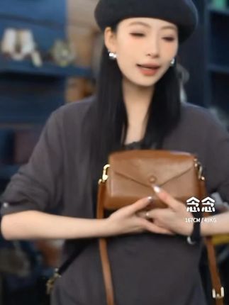 #包包 姐妹们快来看这只超赞的单肩风琴包!它拥有多个隔层,能轻松收纳各种随身物品,实用性满分。而且它的版型很正,不管怎么搭配都好看,简直是时尚女孩的必备单品!#风琴包#牛皮包包#包治百病#轻奢女包#潮流女包#时尚单品#美包分享