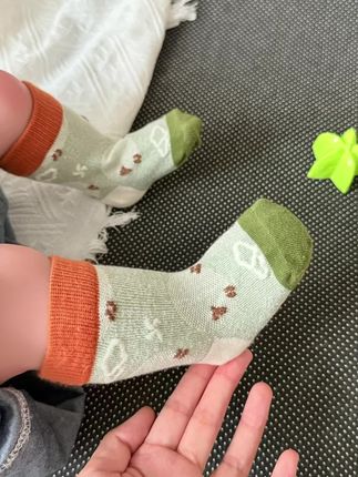 挖到宝!宝宝秋冬袜子就认准这双👶 终于给娃找到好穿的袜子啦!五朵棉这款A类婴袜真的长在我心巴上~ 高弹松口设计太懂宝妈了,宝宝肉乎乎的小腿怎么动都不勒,也不会往下掉,再也不用老惦记给他拽袜子啦~ 无骨缝合细节满分,不用担心磨到宝宝娇嫩的小脚丫。关键是超透气,秋冬穿不闷汗,娃跑跳一天小脚脚还是干爽的~ 图案也超萌!各种趣味小设计,搭配衣服巨出片,颜值与实力并存~ 安利给所有宝妈,给宝宝选袜子就选这种舒服又省心的,闭眼入不踩雷!#宝宝袜子 #婴幼儿好物 #秋冬必备 #母婴好物 #五朵棉