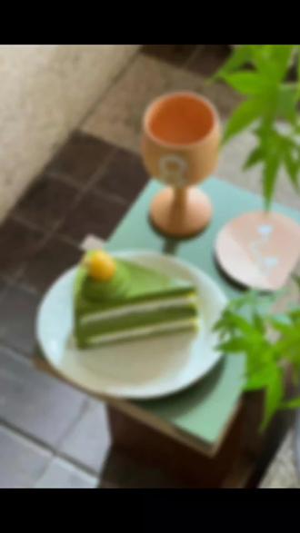 我和闺蜜同时穿书了,她任务是攻略男二,我任务是攻略反派。于是我俩白天针锋相对,晚上一起喜滋滋看男模。
直到有天我俩玩脱了。
(📖红丝带震惊)乎
我咽了咽口水,对着反派求饶:「你听我解释。」
他不知道从哪变出来一根红丝带,一边给我绑上,一边开口:「嗯,你说。」
&
江厌和我一个班,所以接下来的几天,我只要逮到机会,就去调戏江厌。
江厌虽然性子冷,全程不说话,但他那张脸可骗不了人啊。
谁能想暴戾狠厉的反派,背地里是个纯情大男孩啊,这不妥妥我的菜吗?
再看闺蜜那边,陆润那温柔体贴的模样简直要把我闺蜜林岁迷得五迷三道。
我瞧了一眼闺蜜的模样。
目光又落在贴心到极致的陆润身上。
不禁想起,上次碰巧看到陆润在楼梯上来回绊了不下十次左右,终于遇到我闺蜜。
我瞬间一个激灵,就我闺蜜这笨样,会被他吃得连骨头渣子都不剩啊。
这陆润就是个大尾巴狼啊。
还是江厌好。
我看着一本正经正在学习的江厌,偷偷用脚勾了一下,江厌默默缩回脚。
我得寸进尺悄悄在江厌身后开口:
「江厌。
「江厌。」
一连叫了两句,江厌都没有理我。
我憋了个大招。
「再不理我,我就要亲你了。」
下一秒江厌转头:「怎……怎么了?」
「你怎么不理我啊?」
江厌还没回答,老师就走进来了,身后还跟着一个女生。
一瞬间,我警惕起来,和闺蜜对视一眼。
这个人我和闺蜜都知道。
是原文女主苏念。
我目光落在苏念身上。
跟原文长相描写大差不差。
就是这怎么一脸不屑的表情呢。
完全不符合小白花人设啊。
见苏念的目光落在我这边。
我也顺着苏念的目光看过去,正好看到了苏念正在看江厌。
在看到两人四目相对的瞬间,我在桌底拽了拽江厌的衣服。
「江厌,你要是再看她,我就亲你。」
果然这话百试百灵。
江厌迅速低头。
「老师报到。」
循着声音看过去,如果猜得没错的话,这个应该是男主顾晨。
此刻正吊儿郎当地倚靠在门口。
男主顾晨是典型的二世祖,玩世不恭,遇到女主后慢慢变好。
根据原文剧情,女主和男主因为同是转学生,所以会安排他们坐在一起。
「你们两个就坐在……」
「老师,我可以自己选择同桌吗?」
苏念打断了老师的话。