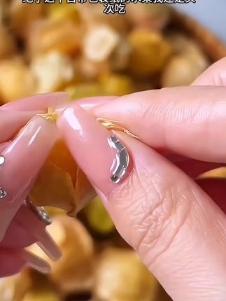 菇娘果也被称为灯笼果,是东北的一个特色水果,吃起来甜甜的,特别适合夏天的时候吃。#姑娘果灯笼果 #脆甜多汁 #新鲜采摘 #美食  #快来一起尝个鲜