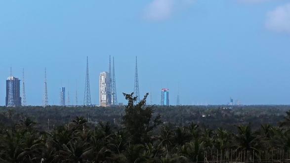 长征10号甲火箭发射成功 今天26年2月11日11点,我国长征10号甲载人航天试验,我们起来大早爬到当地村民屋顶上静静等待火箭发射,11点火箭准时点火射空,由于位置关系我们没有拍到火箭分离视频,但从后期流出的视频我们可以清晰地看到分离,并成降落在海面平台上。今天是值得纪念的日子#长征10号 #载人登月 #火箭发射过程全记录 #文昌