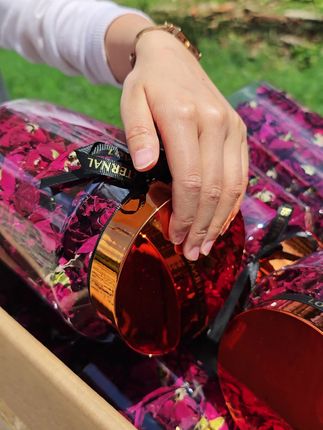 女人如花,以花为饮,墨红玫瑰花茶,每天一杯,状态在线