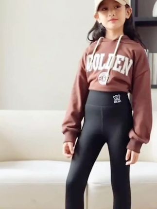 全面大幅度降温,给女儿薅了两条加绒加厚的高腰大弹力鲨鱼裤,无骨缝制,高腰护肚不掉档,关键很百搭,一条就能过冬,妈妈们赶紧冲#冬季搭配 #谁穿谁好看系列 #酷女孩穿搭 #保暖又好看 #百搭神裤