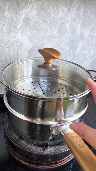 三步教会你开锅,能在与辉行返场多次的锅一定是口好锅感叹❗️今天分享我的开锅小妙招,需要的姐妹收藏起来等收到锅,第一时间就这干❗️#与辉同行雪平锅 #三四钢雪平锅 #开锅小妙招 #与辉同行 #生活小妙招