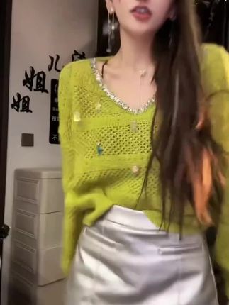 姐妹们,这个镂空针织衫真的太好看了,它是这种宽松版型的,就完全不挑身材,特别藏肉显瘦!而且上面还做了这种闪闪发光的小亮片设计,特别精致高级。面料也是很软很舒服的,一点都不扎皮肤,不管是单穿还是叠穿都超好看,喜欢的姐妹赶紧入手吧!