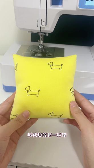 原来做抱枕这么简单,一块布,两条线,一个抱枕就做成了#缝纫日常 #我的缝纫分享 #缝纫技巧 #飞跃360缝纫机