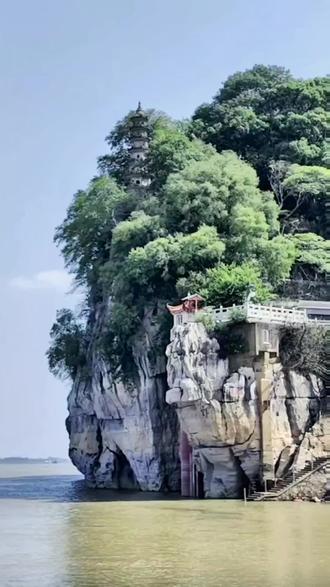 《石钟山记》是宋代文学家苏轼于宋神宗元丰七年(1084年)游石钟山后所写的一篇考察性的游记。文章通过记叙对石钟山得名由来的探究,强调要正确判断一件事物,必须要深入实际,认真调查。在艺术上,此文具有结构独特、行文曲折、修饰巧妙、语言灵活等特色。