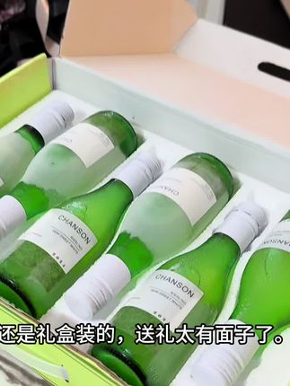 不管是闺蜜小聚、家庭晚餐,还是节日送礼,这礼盒装的雷司令都能驾驭住场面。每一支175毫升的量,刚好够一人小酌或两人分享,不用担心喝不完。11度的微醺度,对不太能喝的朋友也很友好,入口的果香和微甜,喝一次就会爱上。现在入手这礼盒,性价比直接拉满,赶紧安排上,让你的微醺时刻更有格调~未成年人禁止饮酒 #仙女都在喝什么 #葡萄酒 #故事与酒 #微醺时刻 #女生喝的酒推荐