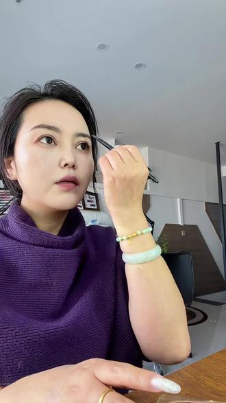 一夜之间,国家呼吁所有人都必须做美甲,此时美甲师都还不知道自己将要面临什么样的危机,所有美甲店都挤满了人,为了能做上美甲,大家都开始不择手段,开始以拍卖的形式,价高者得,为了都能做上美甲,纯色从几十一下子涨到几千甚至上万,美甲师天天从早做到晚,虽然靠美甲开上了豪车住上了别墅,但是长此以往身体吃不消了.所以开始精神萎靡,胡说八道#美甲师 #美睫师 #手艺人在抖音