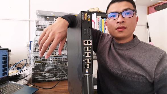 华为USG6000防火墙按Reset键没反应?其实是方法不对 华为USG6000防火墙的Reset键就是个“装饰品”,长按半天设备重启了,配置却纹丝不动,密码还是解不开。其实真不是按钮坏了,而是USG6000(非F系列)的复位逻辑很特殊#华为防火墙 #网络工程师 #弱电工程师 #防火墙配置 #USG6000