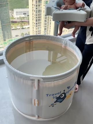 晚上睡不踏实的宝宝 一定要试试让他游泳,释放一下精力,这个游泳桶是免安装的特别好用,关键空间也很大,平时大人也可以在里面泡澡🛀折叠起来也不占地方#宝宝游泳 #儿童泡澡桶 #宝宝洗澡 #游泳桶 #母婴好物