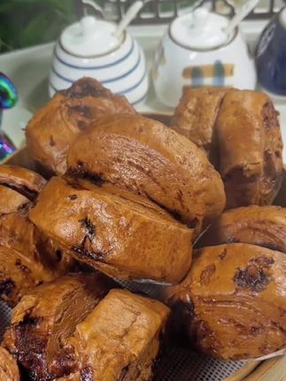 孩子马上开学了 ,我又给他回购了这个#红糖馒头 配料表特别干净,上锅蒸五分钟即可,蓬松暄软,筋筋道道的,香甜可口真的太好吃了! #馒头 #早餐 #早餐吃什么 #纯手工红糖馒头