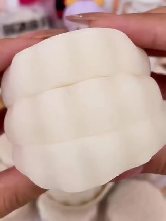 榴莲冰皮月饼,软糯冰皮包裹着浓郁榴莲馅,一口下去香甜可口,超好吃!#榴莲月饼 #月饼