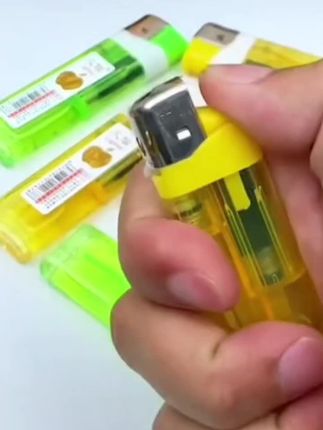 传统打火机怕风怕摔?它采用**电弧点火**,防风防水,户外露营、车载使用都不怕!” - “无明火设计,告别燃料泄漏风险,家里有小孩也能放心用!#好物推荐🔥 #男人的玩具 #抖音推广 #男人玩具 #我要上热们 @抖音小助手
