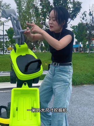 孩子们都喜欢能挖沙挖土的#儿童挖掘机 大尺寸带个后翻斗#挖掘机 灯光音乐儿歌有360度转圈圈#童车 #挖掘机玩具#儿童玩具
