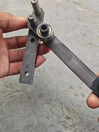 有了这个手动钢筋折弯器就方便多了平时维修手工制作很方便不费力什么角度都可以折弯#折弯机#高性能五金工具 #手动折弯机