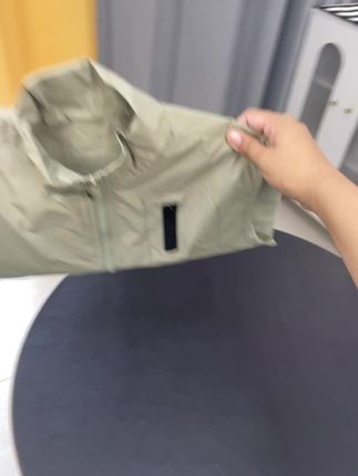 就是因为看了一样模特图,果断入手了,简直太帅了,到手品质也是绝绝子#春秋新款 #户外穿搭 #潮男穿搭 #高品质童装 #马甲