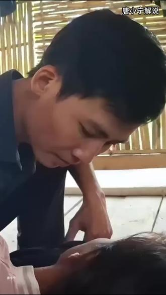 农场老板刚要亲傻妈,被前妻看到直接拉开! #我的农村生活 #瓜子二手车